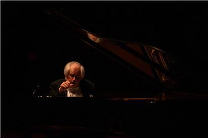 Bei Sokolov erlebt der Hörer Musik pur, die eigentlich anders gar nicht sein kann, wie sie gerade in diesem Moment unter seinen Fingern erklingt
