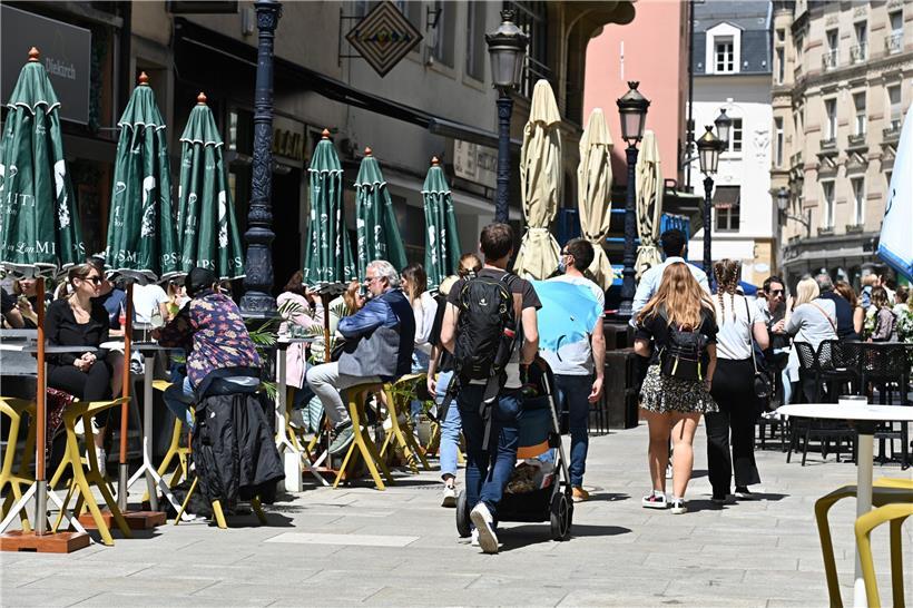 Bei Sonnenschein lässt sich ein kühles Getränk auf der Terrasse eines Cafés in Luxemburg-Stadt am besten genießen
