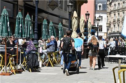 Bei Sonnenschein lässt sich ein kühles Getränk auf der Terrasse eines Cafés in Luxemburg-Stadt am besten genießen
