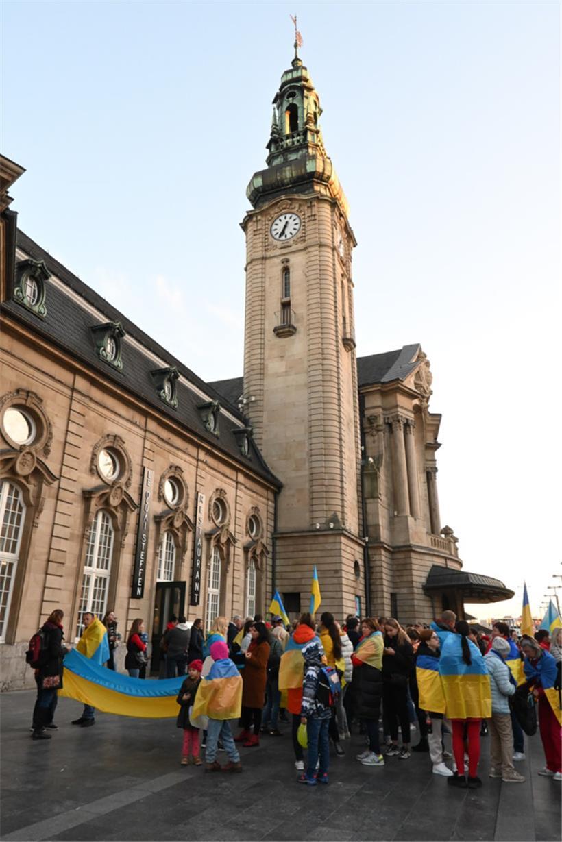 Bei Sonnenuntergang versammelten sich am Dienstagabend mehrere Menschen vor dem ...