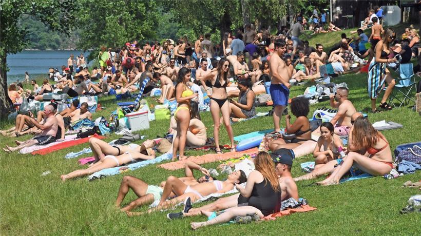 Bei Temperaturen über 37 Grad war ein Platz am Obersauerstausee im Sommer heiß begehrt
