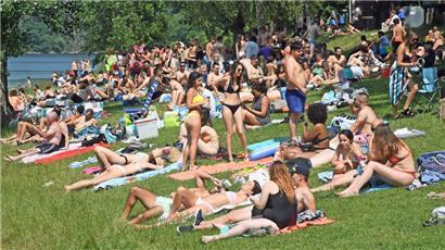 Bei Temperaturen über 37 Grad war ein Platz am Obersauerstausee im Sommer heiß begehrt
