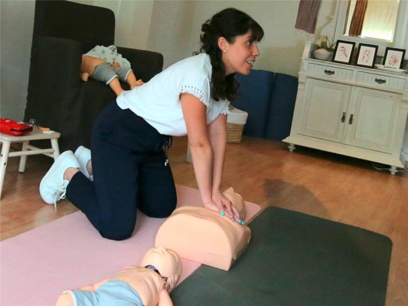 Bei älteren Kindern erfolgt die Herzdruckmassage mit dem Handballen