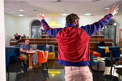 Bei de Prouwen: „Ondugen“ gëtt et als Buch, mee och als Stéck am Mierscher Theater mam Konstantin Rommelfangen an der Haaptroll
