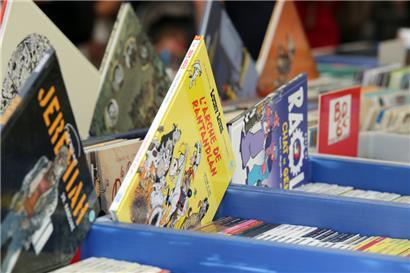 Bei dem Anblick schlagen die Herzen der Comic-Liebhaber schneller: Kisten über Kisten voll mit bunten Geschichten
