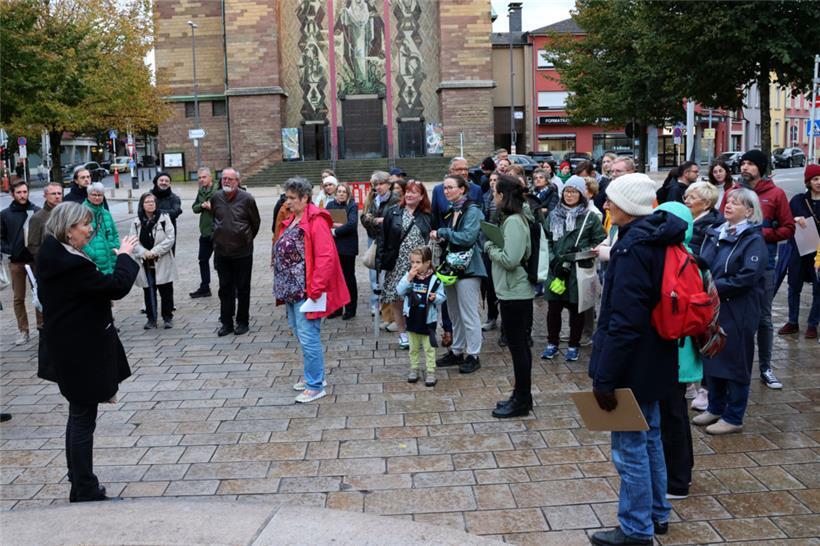 Bei den „Apéri’tours“ treffen sich Bürgermeisterin Lydie Polfer (DP) und der Schöffenrat mit der Bevölkerung der verschiedenen Stadtviertel – wie hier im Oktober 2024 in Bonneweg
