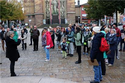 Bei den „Apéri’tours“ treffen sich Bürgermeisterin Lydie Polfer (DP) und der Schöffenrat mit der Bevölkerung der verschiedenen Stadtviertel – wie hier im Oktober 2024 in Bonneweg
