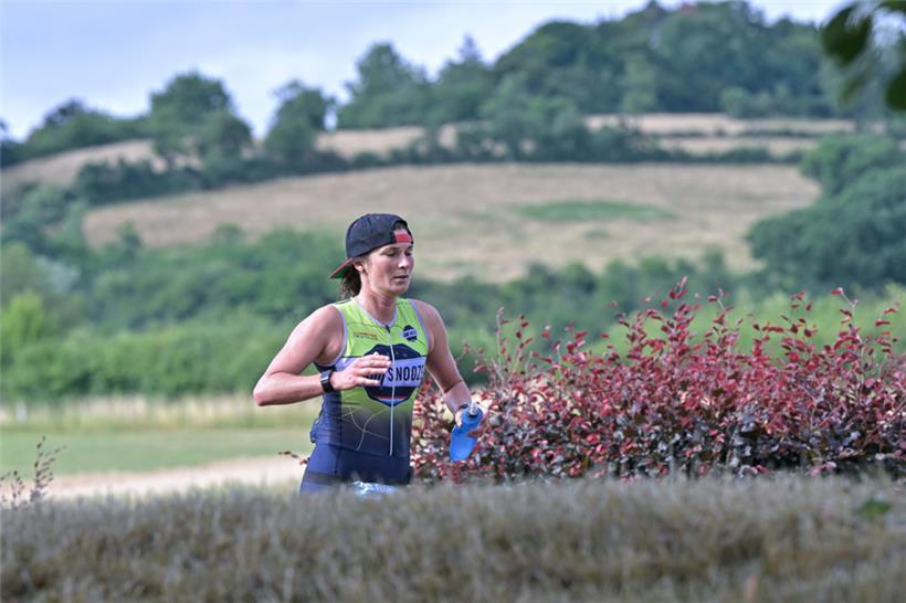 Bei den Damen sicherte sich Sally Dickes mit dem Titel über die Standarddistanz,...
