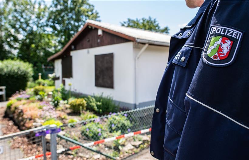 Bei den Ermittlungen nach schwerem sexuellem Missbrauch von Kindern steht ein Polizeibeamter vor einer Gartenlaube, die als mutmaßlicher Tatort gilt
