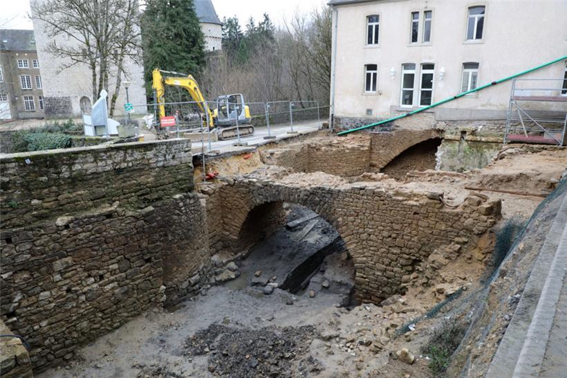 Bei den Grabungen im Hof der Jugendherberge gegenüber der Burg Hollenfels kam unerwartete und gut erhaltene historische Bausubstanz zum Vorschein
