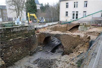Bei den Grabungen im Hof der Jugendherberge gegenüber der Burg Hollenfels kam unerwartete und gut erhaltene historische Bausubstanz zum Vorschein
