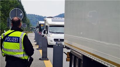 Bei den Grenzkontrollen an der A64 bei Trier wird der Verkehr zeitweise bis zum Stand heruntergebremst
