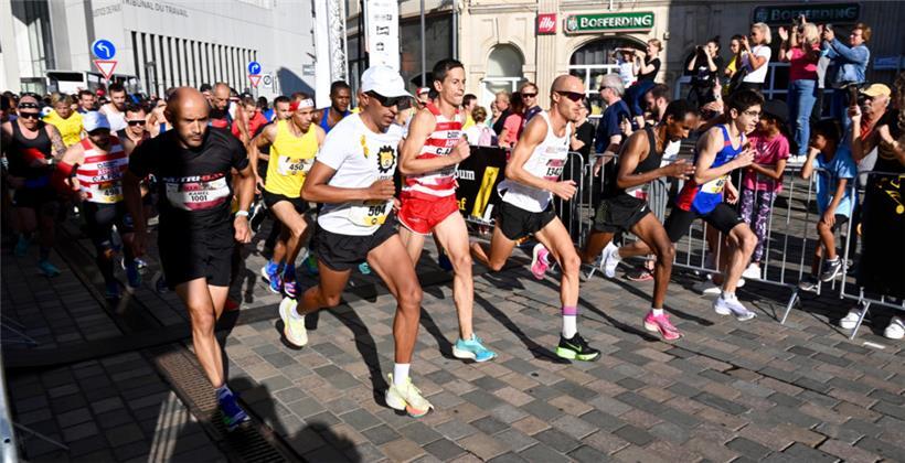 Bei den Herren siegte Yonas Kinde (2.v.r.) über die zehn Meilen vor Christophe Kass (3.v.l.)
