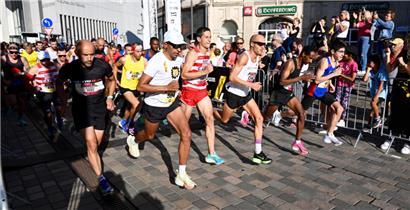 Bei den Herren siegte Yonas Kinde (2.v.r.) über die zehn Meilen vor Christophe Kass (3.v.l.)
