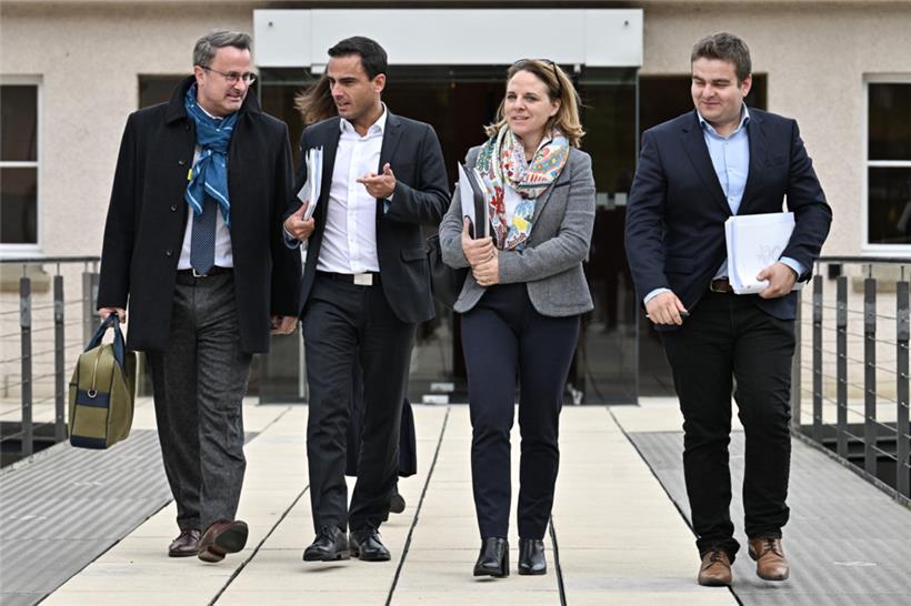 Bei den Koalitionsverhandlungen am Montag waren sowohl der aktuelle Familienminister Max Hahn (2.v.l.) als auch die einstige Familienministerin Corinne Cahen (beide DP) dabei
