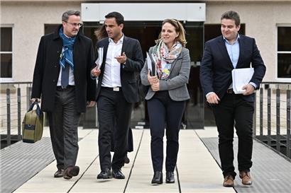 Bei den Koalitionsverhandlungen am Montag waren sowohl der aktuelle Familienminister Max Hahn (2.v.l.) als auch die einstige Familienministerin Corinne Cahen (beide DP) dabei

