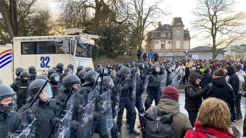 Bei den Protesten am 11. Dezember wurde ein Mann in Untersuchungshaft genommen, weil er unter anderem einen verbotenen Schlagring dabei hatte. Er befindet sich seit dem 30. Dezember wieder auf freiem Fuß.
