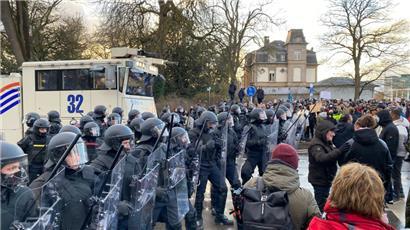 Bei den Protesten am 11. Dezember wurde ein Mann in Untersuchungshaft genommen, weil er unter anderem einen verbotenen Schlagring dabei hatte. Er befindet sich seit dem 30. Dezember wieder auf freiem Fuß.
