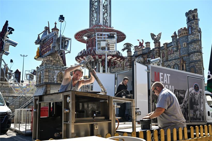 Bei den Spielen arbeiten viele der Aufbauer in der prallen Sonne
