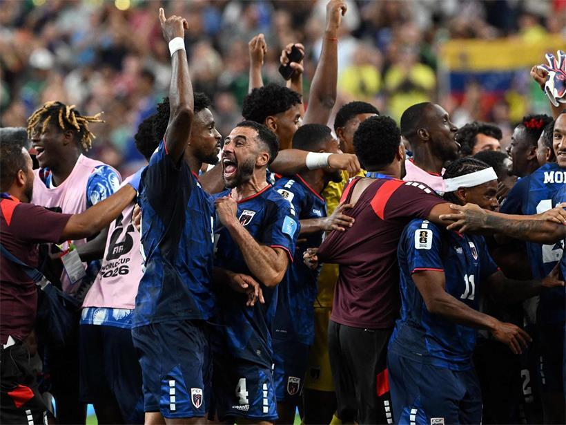 Jubelnde Spieler feiern emotional ihren Einzug ins 1/16-Finale im Fußballspiel