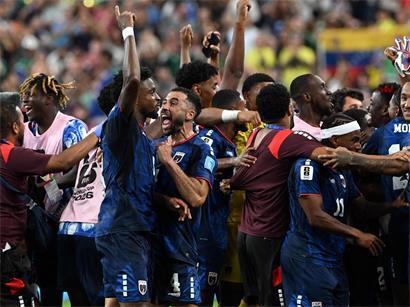 Jubelnde Spieler feiern emotional ihren Einzug ins 1/16-Finale im Fußballspiel