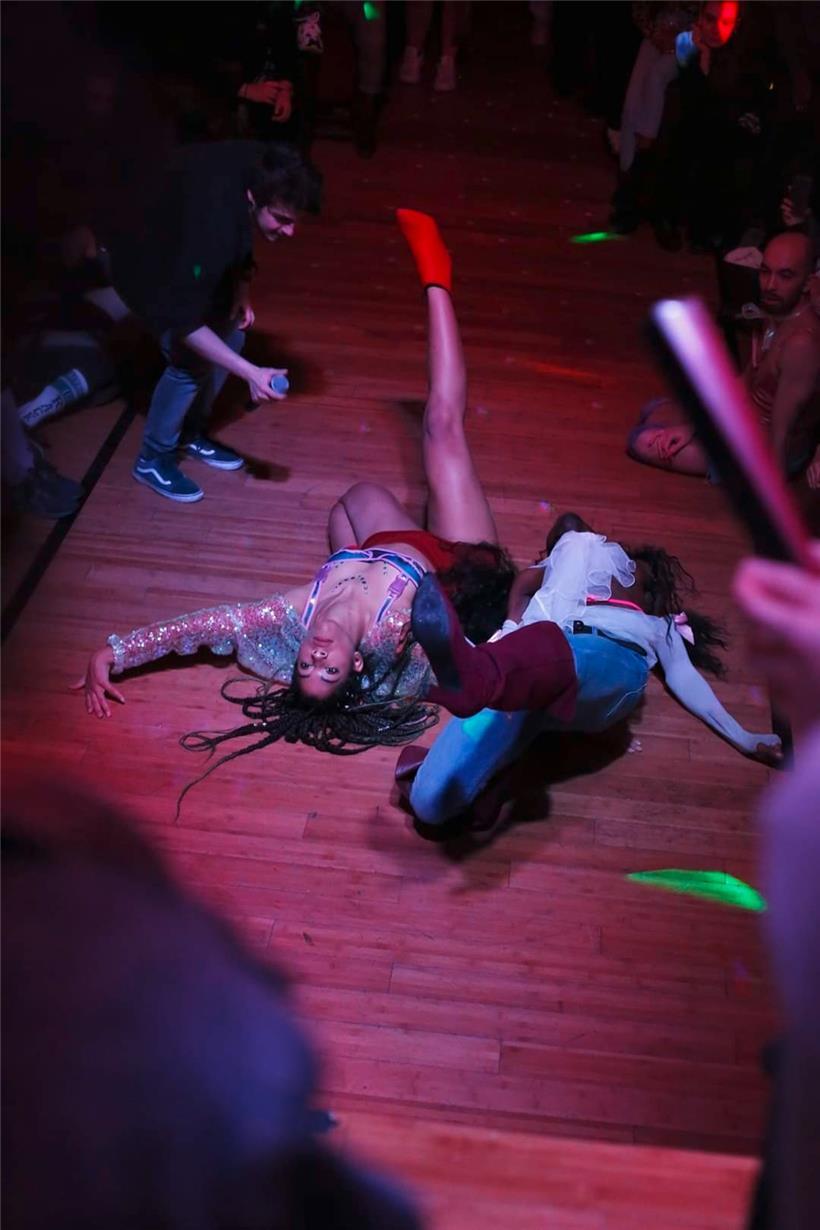 Bei den Tanzstilen Waacking und Voguing weiß Lucy ihre Haare mittlerweile gekonn...