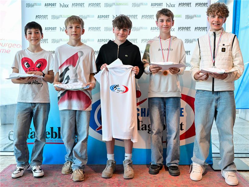 Louis-Matthias Mibeya (Fola) jubelt als Sieger bei U14-Radrennen 2014 vor Loris Reuter (CAD) und Axel Jungen (CSL)