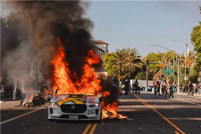 Bei den Zusammenstößen zwischen Demonstranten und Polizei kam es zu Sachbeschädigungen.
