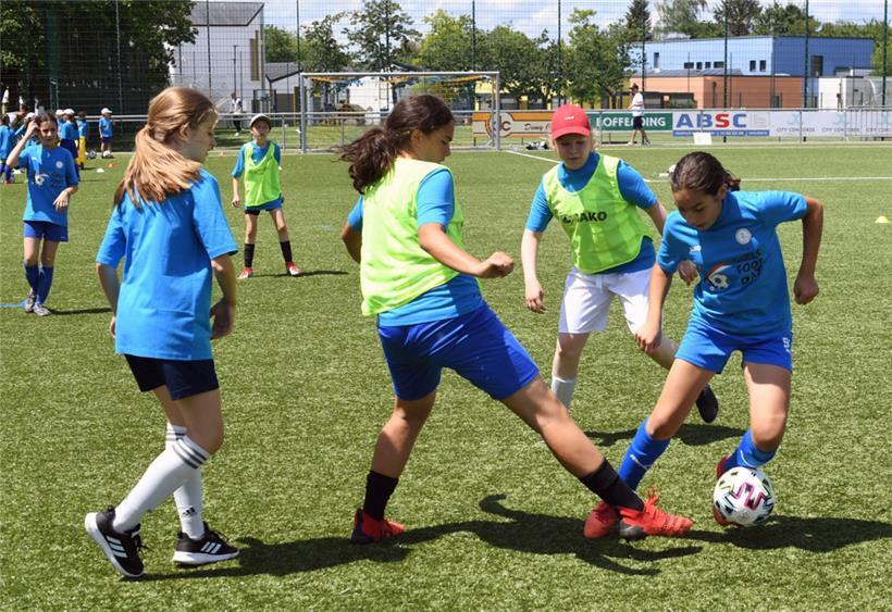 Bei den Zweikämpfen wurde teils mit harten Bandagen gekämpft
