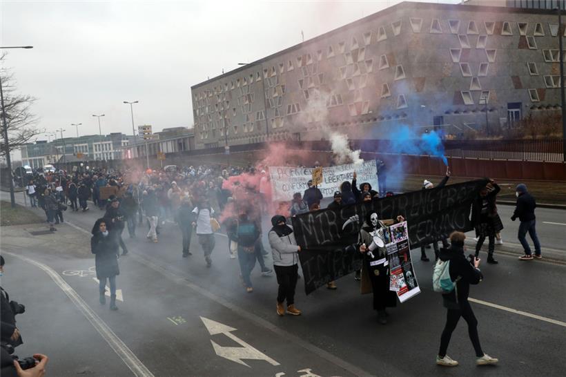 Bei den bengalischen Feuern hat die Polizei am Samstag ein Auge zugedrückt