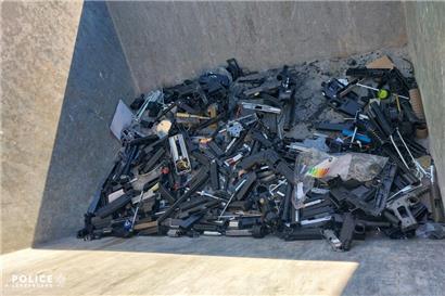 Bei den entsorgten Waffen handelt es sich laut Polizei vermutlich um Airsoft-Waffen
