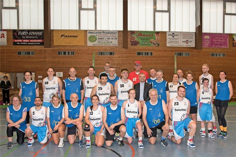 Bei der Auftaktveranstaltung Ende März im Deutsch-Luxemburgischen Schengen-Lyzeum in Perl fand ein interessanter sportlicher Vergleich statt. Das Unified Basketball Team von Special Olympics Luxembourg, welches in Berlin am Wettkampf teilnimmt, traf ein Promiteam bestehend aus den zwölf Bürgermeistern des Dreiländerecks.
