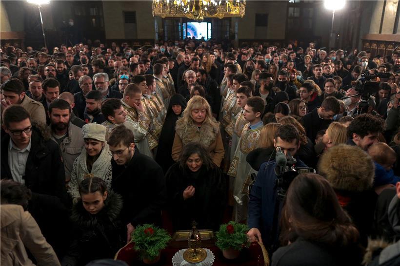 Bei der Bestellung des neuen serbisch-orthodoxen Patriarchen am vergangenen Freitag wurde auf das Tragen von Masken verzichtet, offenbar mit den zu erwartenden Folgen
