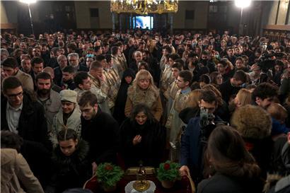 Bei der Bestellung des neuen serbisch-orthodoxen Patriarchen am vergangenen Freitag wurde auf das Tragen von Masken verzichtet, offenbar mit den zu erwartenden Folgen
