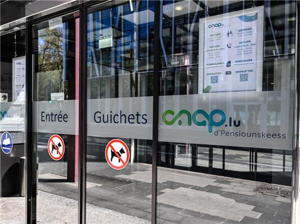 Personen diskutieren konzentriert über die Umsetzung der Rentenreform bei der CNAP in einem modernen Büro.