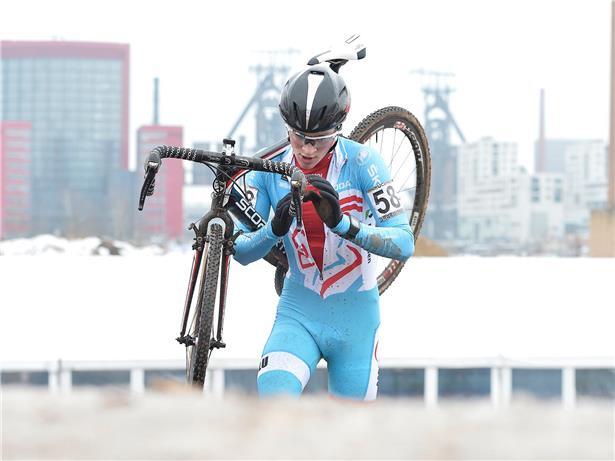 Conter beim Cyclocross-WM Juniorenrennen in Beles, kämpft auf schlammigem Kurs und belegt Platz 42