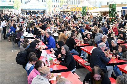 Bei der Eröffnung des „Mäertchen“ haben viele Menschen den Weg am Freitag in die Hauptstadt gefunden
