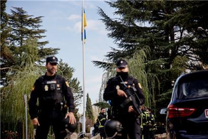 Bei der Explosion einer Briefbombe in der Botschaft der Ukraine in Madrid ist ein Botschaftsmitarbeiter verletzt worden
