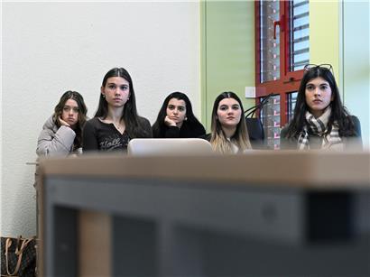 Junge Erwachsene informieren sich auf der JobFair in der Schule über verschiedene Berufsmöglichkeiten und Karrierechancen