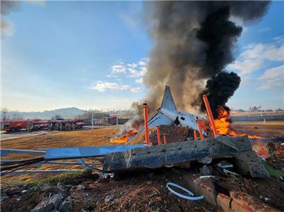 Bei der Landung am internationalen Flughafen von Muan in Südkorea ist ein Passagierflugzeug verunglückt
