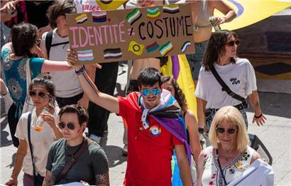 Bei der Luxembourg Pride gehen Menschen in Luxemburg für LGBTIQA+ Rechte auf die Straße
