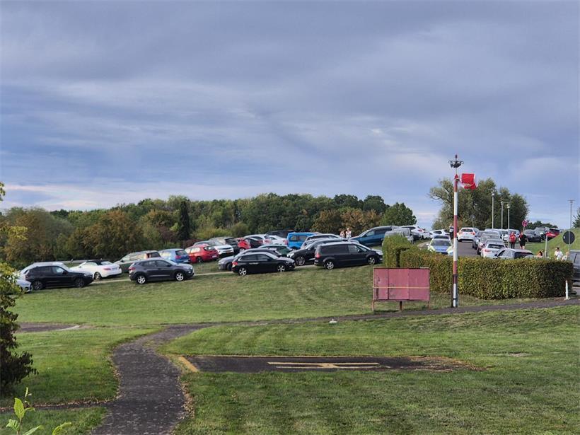 Bei der Parkplatzsuche wichen einige auf ein nahegelegenes Feld aus