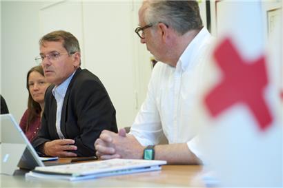 Bei der Pressekonferenz am Mittwochmorgen stellte Direktor Michel Simonis (links) der Tätigkeitsbericht vor 
