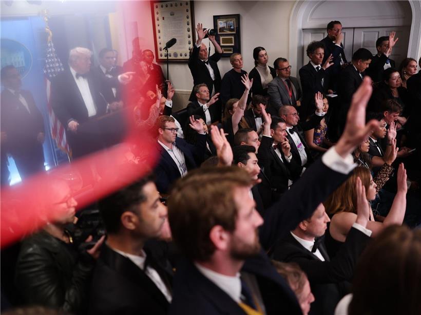 Bei der Pressekonferenz tragen die Journalisten noch ihre Abendgarderobe vom Gal...