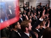 Bei der Pressekonferenz tragen die Journalisten noch ihre Abendgarderobe vom Gal...