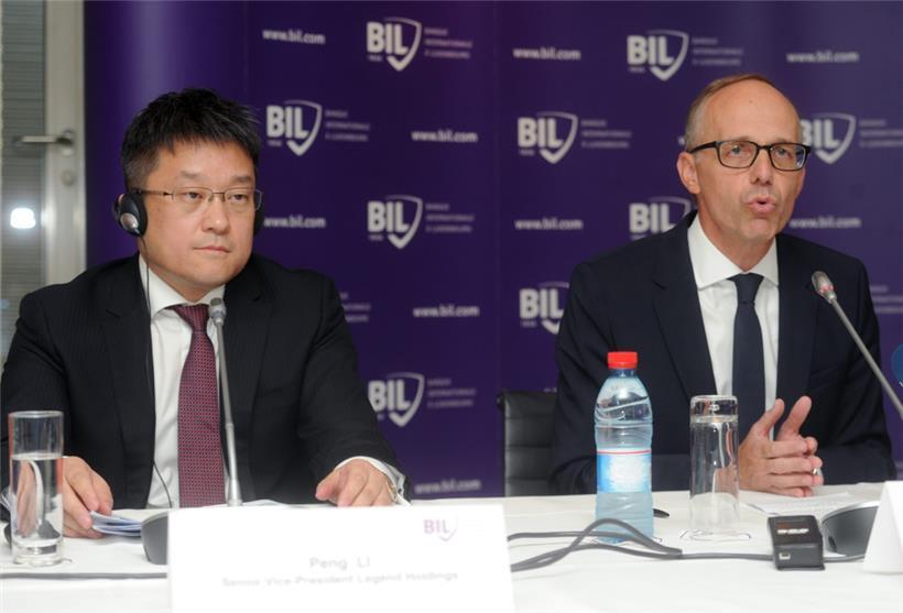 Bei der Pressekonferenz zum Verkauf der BIL an Legend Holdings war auch der heutige Premierminister Luc Frieden dabei – damals als Präsident des Verwaltungsrats der Bank
