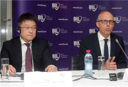 Bei der Pressekonferenz zum Verkauf der BIL an Legend Holdings war auch der heutige Premierminister Luc Frieden dabei – damals als Präsident des Verwaltungsrats der Bank
