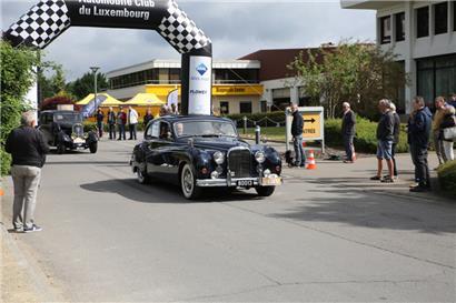 Bei der Rallye rollten ein paar beeindruckende Oldtimer über den Asphalt
