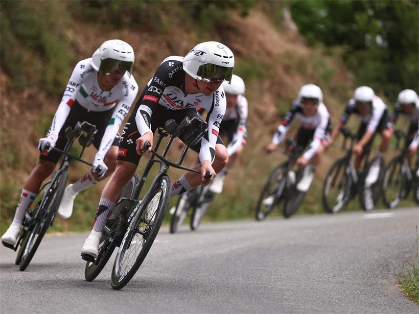 Radsportler testen neuen Teamzeitfahr-Modus bei Tour Auvergne-Rhone-Alpes auf bergiger Straße