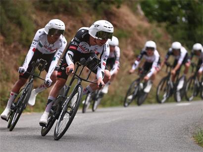 Radsportler testen neuen Teamzeitfahr-Modus bei Tour Auvergne-Rhone-Alpes auf bergiger Straße